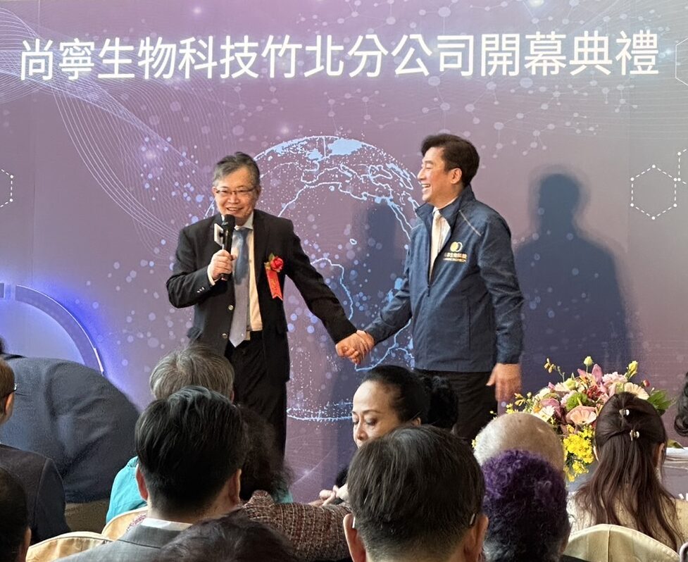 童綜合醫院童敏哲院長 (左) 與尚寧生技公司林興瑞董事長 (右), 推動癌症治療技術進步。