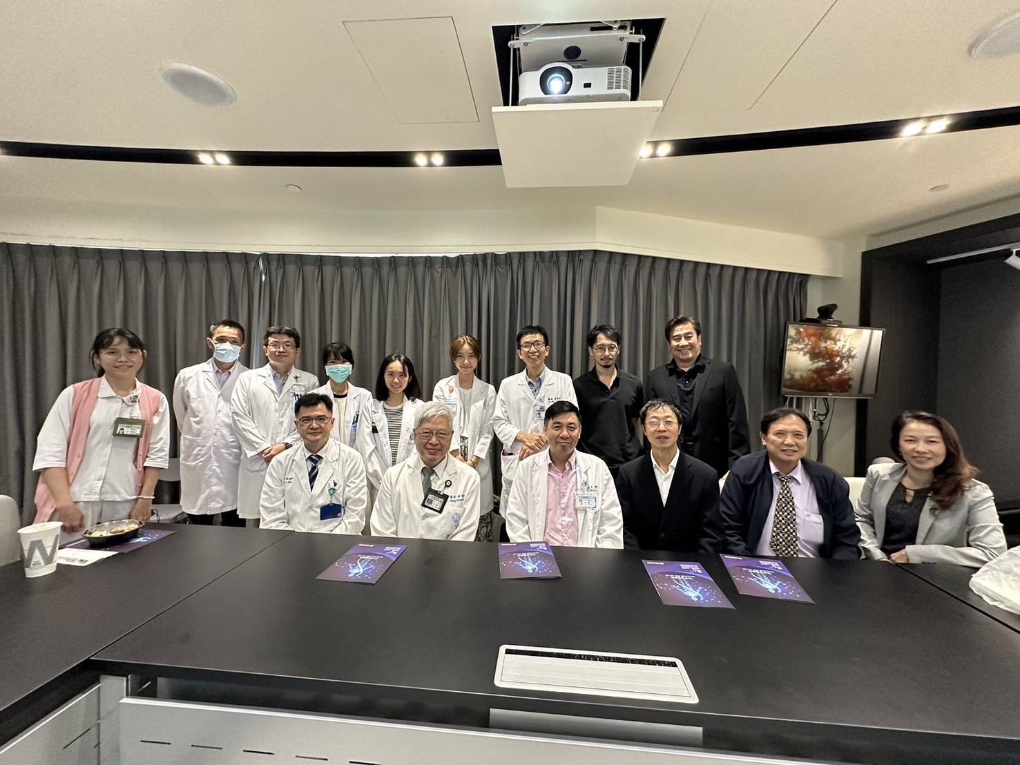 尚寧生物科技的細胞製備技術來自於日本腫瘤醫學研究所的日本免疫學權威的多田和弘博士前排右三所研發, 尚寧生物科技董事長林興瑞後排右一所引進, 一同至童醫院與各科醫師進行交流