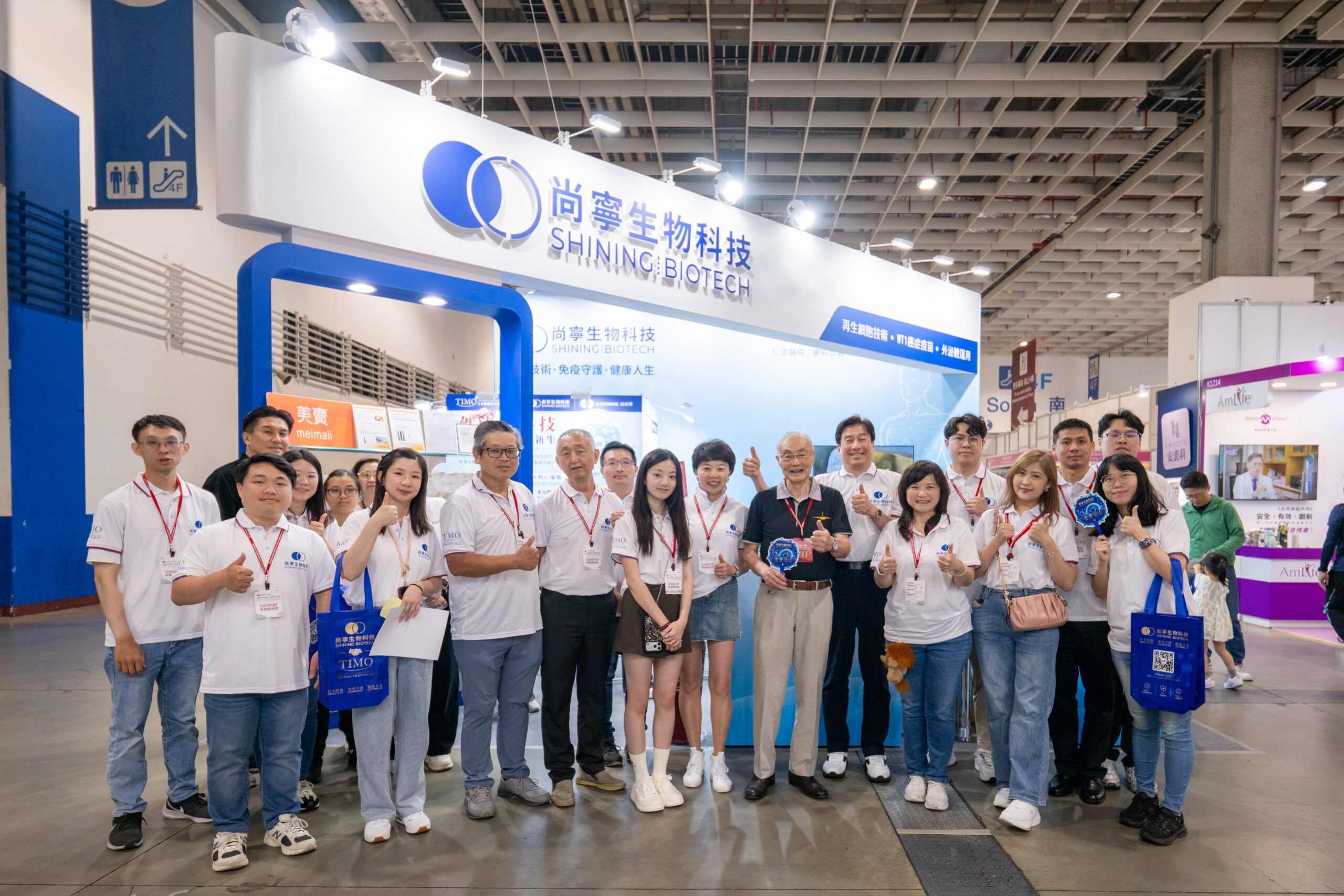 2026亞洲生技大展中,前國防部部長暨退輔會主委馮世寬將軍與尚寧生技林興瑞董事長率領團隊合影(圖/尚寧生技提供)